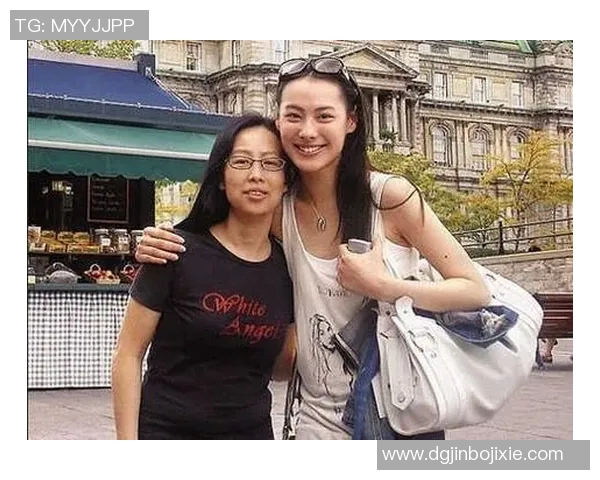 足球明星与女粉丝亲密合影展现温暖瞬间引发热议