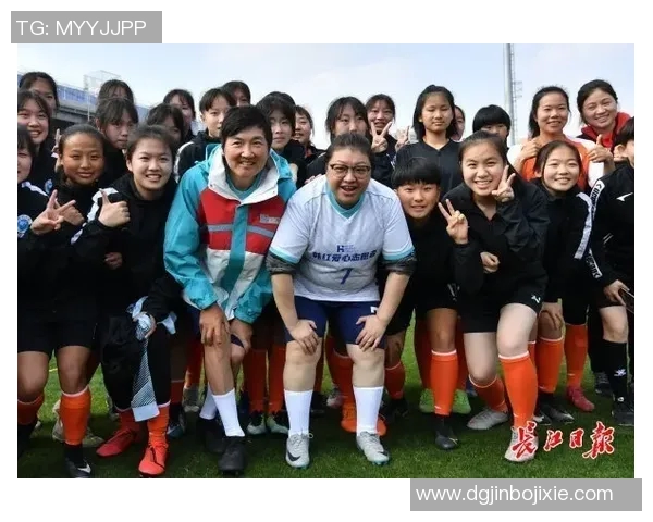 中国女孩与足球明星亲密合影展现青春活力与梦想追逐的美好瞬间
