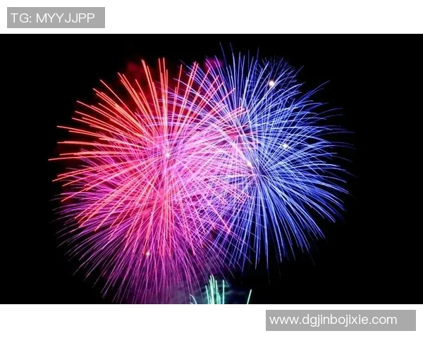 璀璨烟花映衬足球明星魅力尽显的壁纸艺术之美