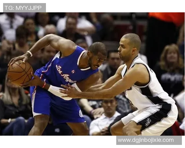 快船与独行侠的黑白对决揭示篮球战术与激情的碰撞 快船与独行侠的黑白对决揭示篮球战术与激情的碰撞